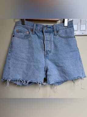Levi’s Wedgie Denim Jean Shorts Size 26 Light Wash Fringe Raw Distressed Hem